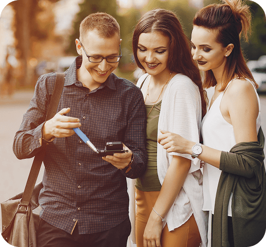 Personen schauen auf Smartphone